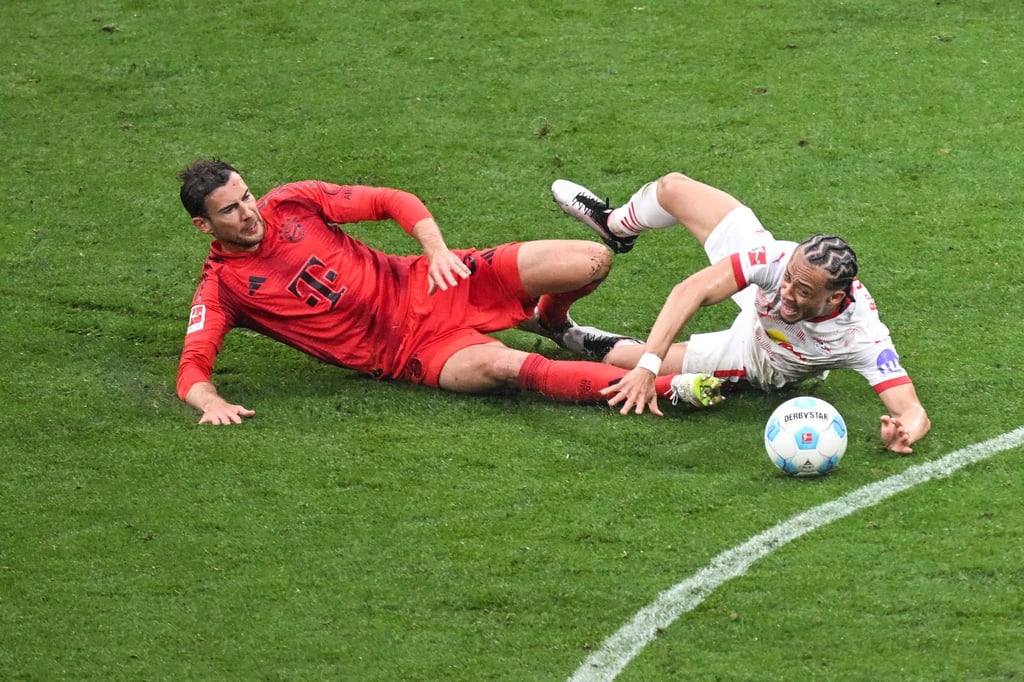 Leon Goretzka (l) und Leipzigs Xavi Simons kämpfen um den Ball.