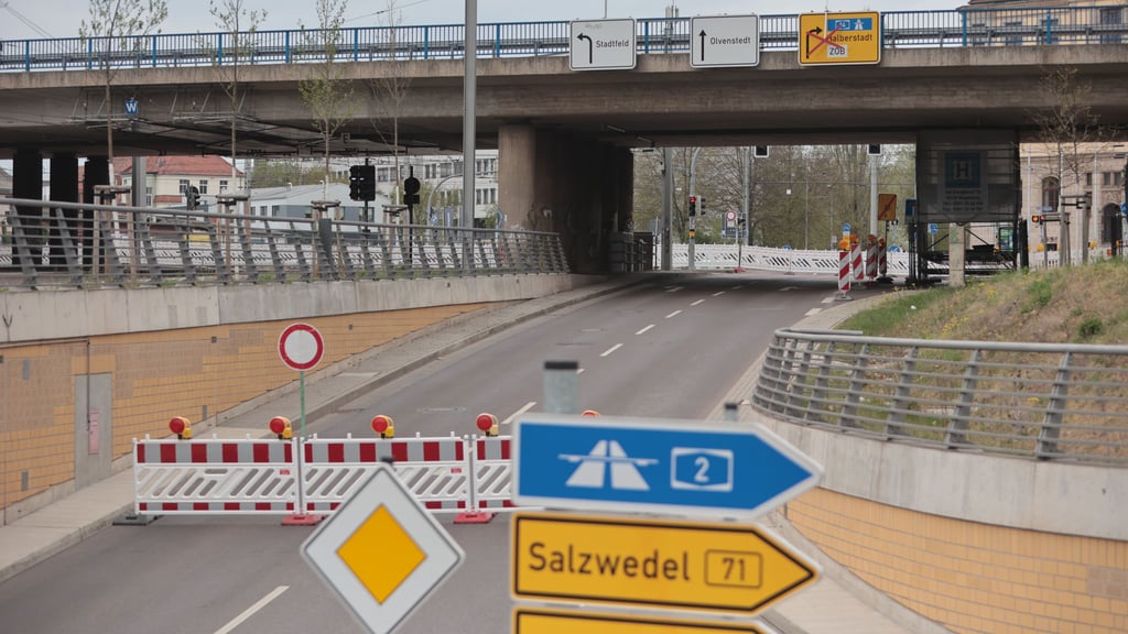 Blick auf die gesperrte Brücke am Damaschkeplatz in Magdeburg. Wie schnell ann die Stadt das marode Bauwerk abreißen und eine neue Brücke bauen?