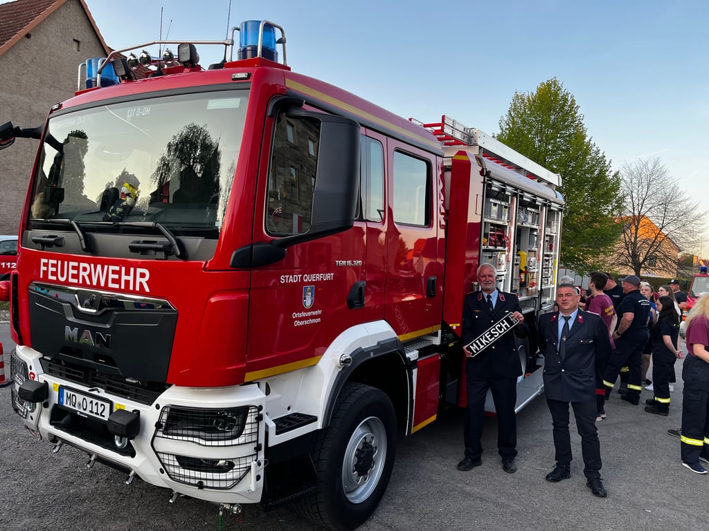 Die Oberschmoner Feuerwehrkameraden Jan Fritsche (r.) und Hans-Jürgen Micklitz vor dem neuen Tanklöschfahrzeug 3000, das auf den Namen „Mikesch“ getauft wurde.