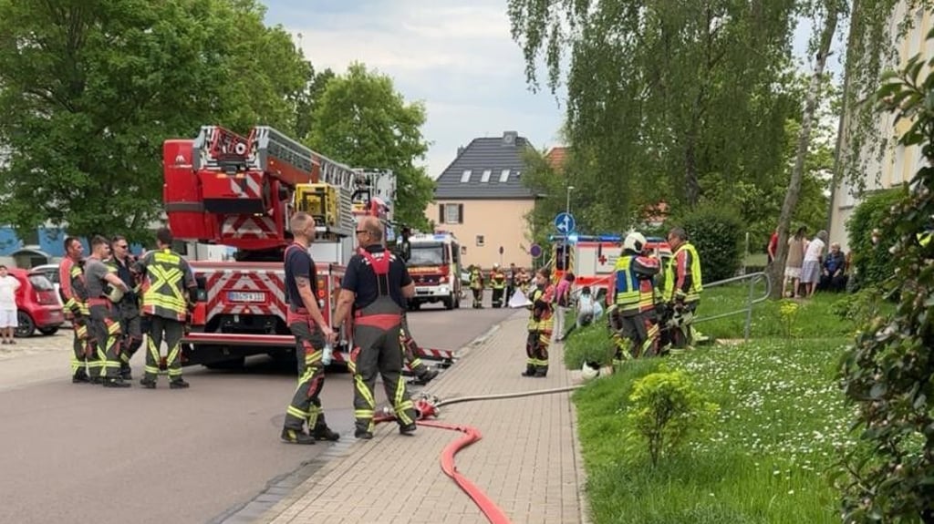 Die Feuerwehr war am Bernburger Puschkinweg mit insgesamt elf Fahrzeugen im Einsatz.