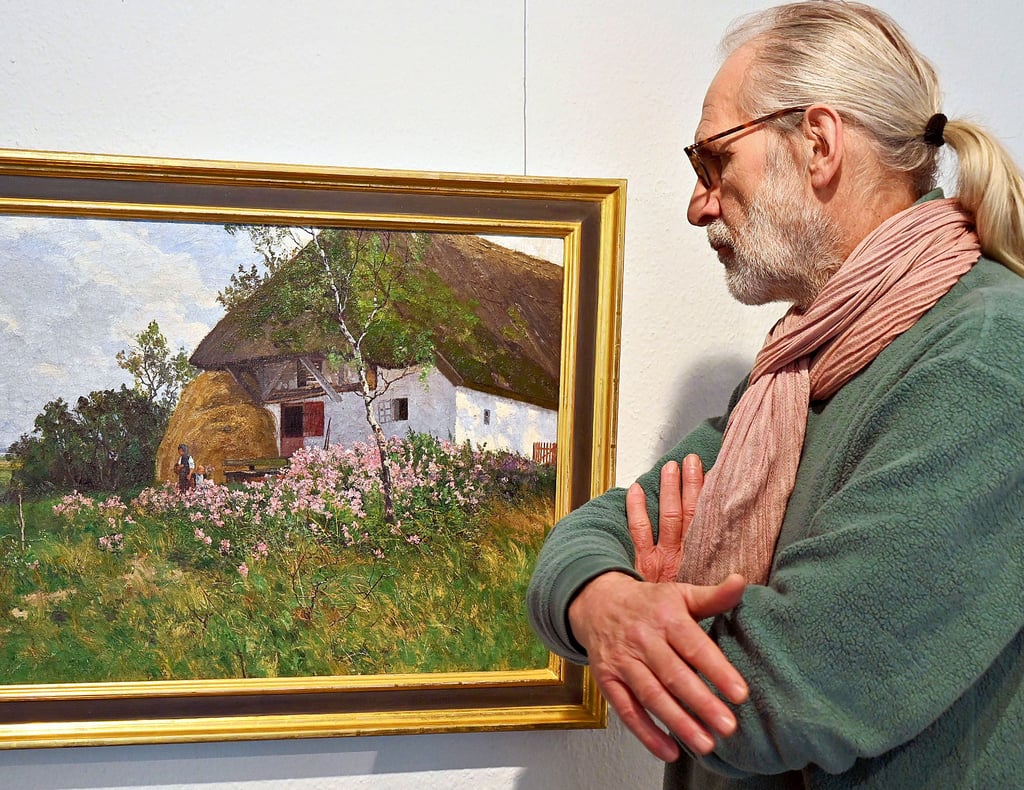 Kunstsammler Konrad Mahlfeld vor dem Gemälde „Spätsommertag am Dornenhaus“ von Paul Müller-Kaempff aus dem Jahr 1895.