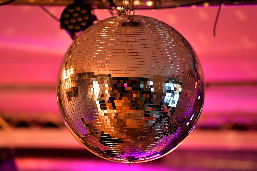 Eine Diskokugel dreht sich bei einem "Lindy Hop "-Tanzkurs.