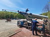 Die Mitarbeiter der niederländischen Firma Areolux, Christian Küppers und Thijs Van Iterson (von links), montieren die Lichtmasten auf dem neuen Sportplatz des FC Einheit Wernigerode an der Bielsteinchaussee in Hasserode.