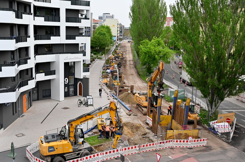 Blick auf die Baustelle in der Erzbergerstraße in Magdeburg.