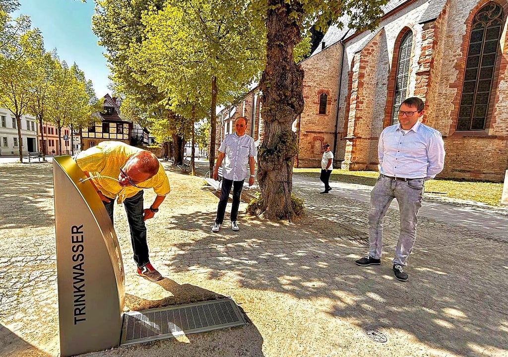 Der Ratsvorsitzende Andreas Skrypek (CDU) gehörte zu den ersten Nutzern des neuen Brunnens.