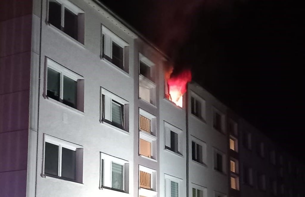 Das Feuer schlug durch das Fenster nach draußen.