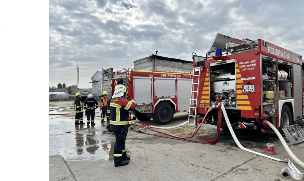 Großbrand auf Milchhof in Tucheim: Der Feuerwehreinsatz wird noch bis in den Samstagnachmittag andauern.