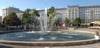 Einer der schönsten Springbrunnen Magdeburgs, aber nicht der schönste: Die Wasserspiele vor dem Alex/Wirtshaus auf dem Ulrichplatz mitten in der Stadt. Blickfang und Ruhepunkt gleichermaßen für Besucher der City. 