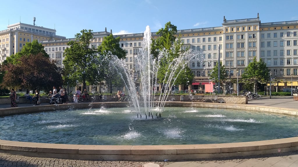 Einer der schönsten Springbrunnen Magdeburgs, aber nicht der schönste: Die Wasserspiele vor dem Alex/Wirtshaus auf dem Ulrichplatz mitten in der Stadt.