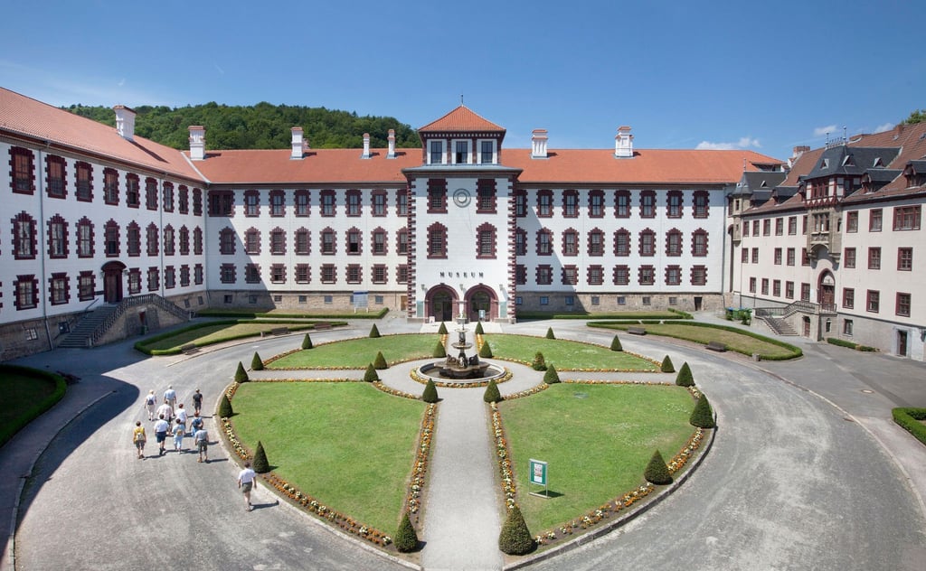 Das Museum soll unter anderem im barocken Schloss Elisabethenburg Platz finden. (Archivbild)