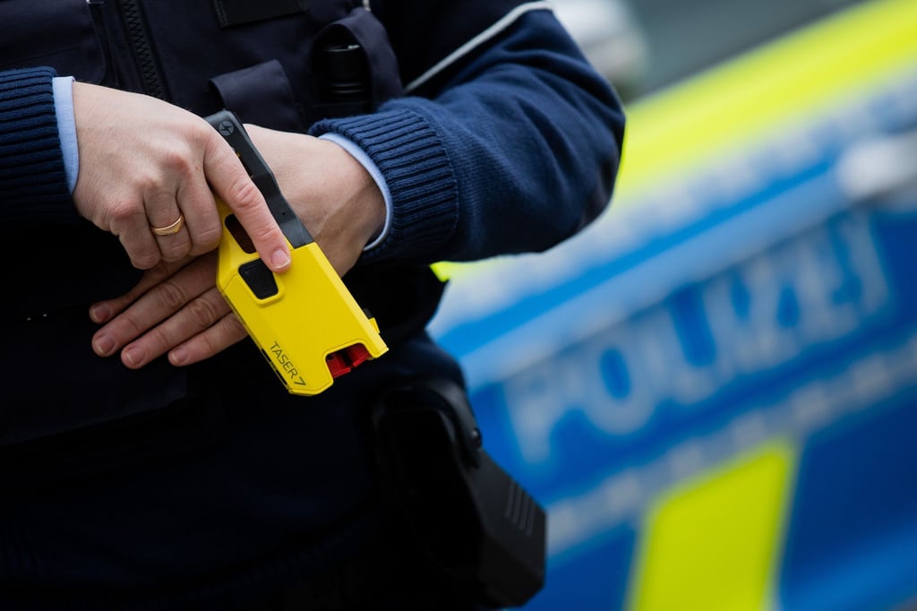 Die Beamten setzten einen Taser ein, um die Frau, die sich in einem psychischen Ausnahmezustand befand, aufzuhalten. (Symbolbild)