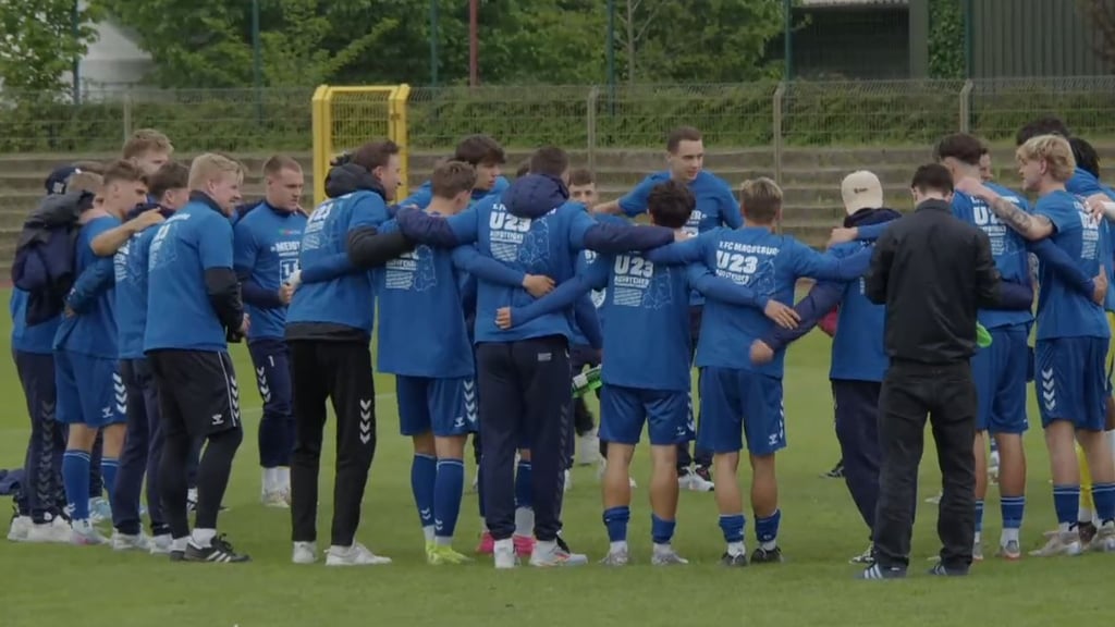 Der 1. FC Magdeburg II feiert mit Aufstiegsshirts die Meisterschaft in der NOFV-Oberliga Süd.