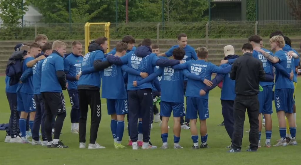 Der 1. FC Magdeburg II feiert mit Aufstiegsshirts die Meisterschaft in der NOFV-Oberliga Süd.