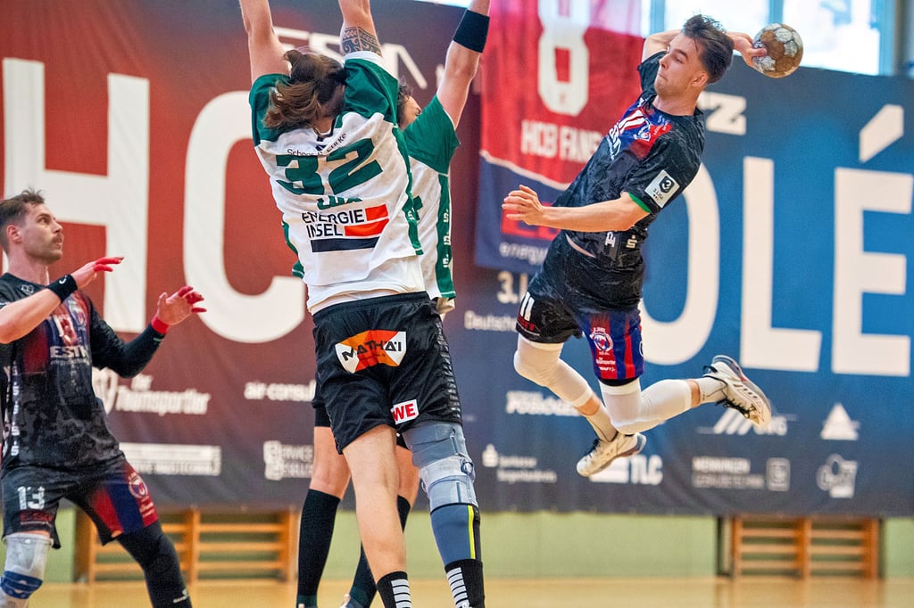 Franz Häcker (r.), der den HCB nach dieser Saison in Richtung Leipzig verlassen wird, war am Samstag in Flensburg mit sechs Treffern zweitbester Werfer der Burgenländer. Kreisläufer Tim Bielzer (l.) verletzte sich indes am Fuß.