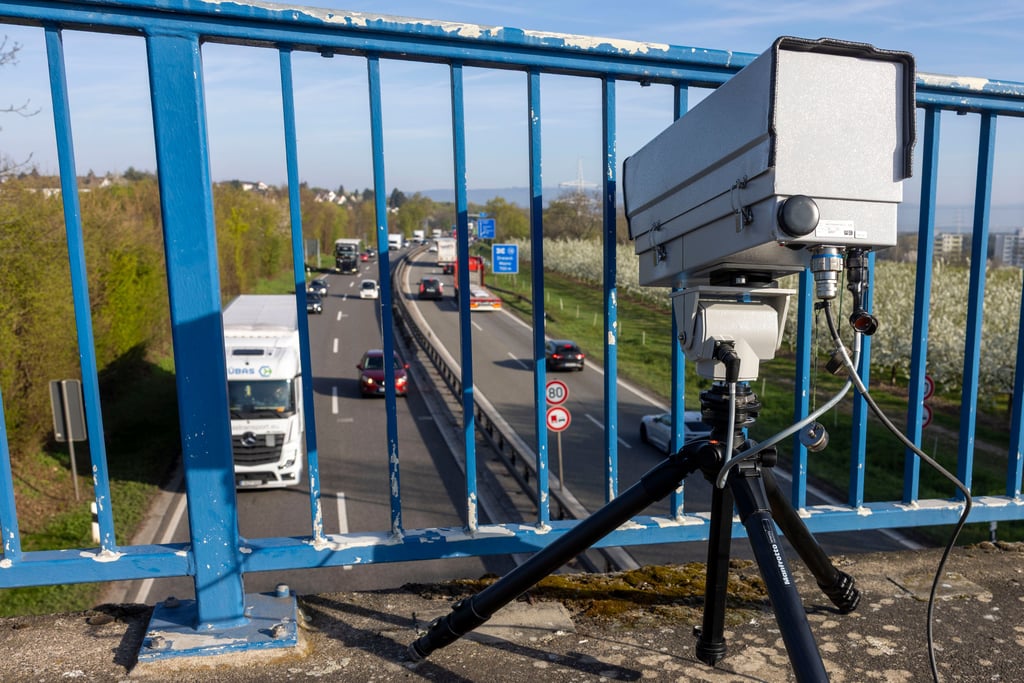 In Rheinland-Pfalz wird der Handy-Blitzer seit kurzem eingesetzt. Wird ihn auch die Polizei in Magdeburg bald nutzen?