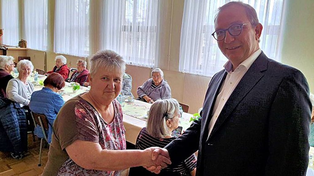 Landrat Markus Bauer gratuliert der Chefin des Bellebener Seniorenclubs, Karla Weise.