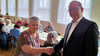 Landrat Markus Bauer gratuliert der Chefin des Bellebener Seniorenclubs, Karla Weise.