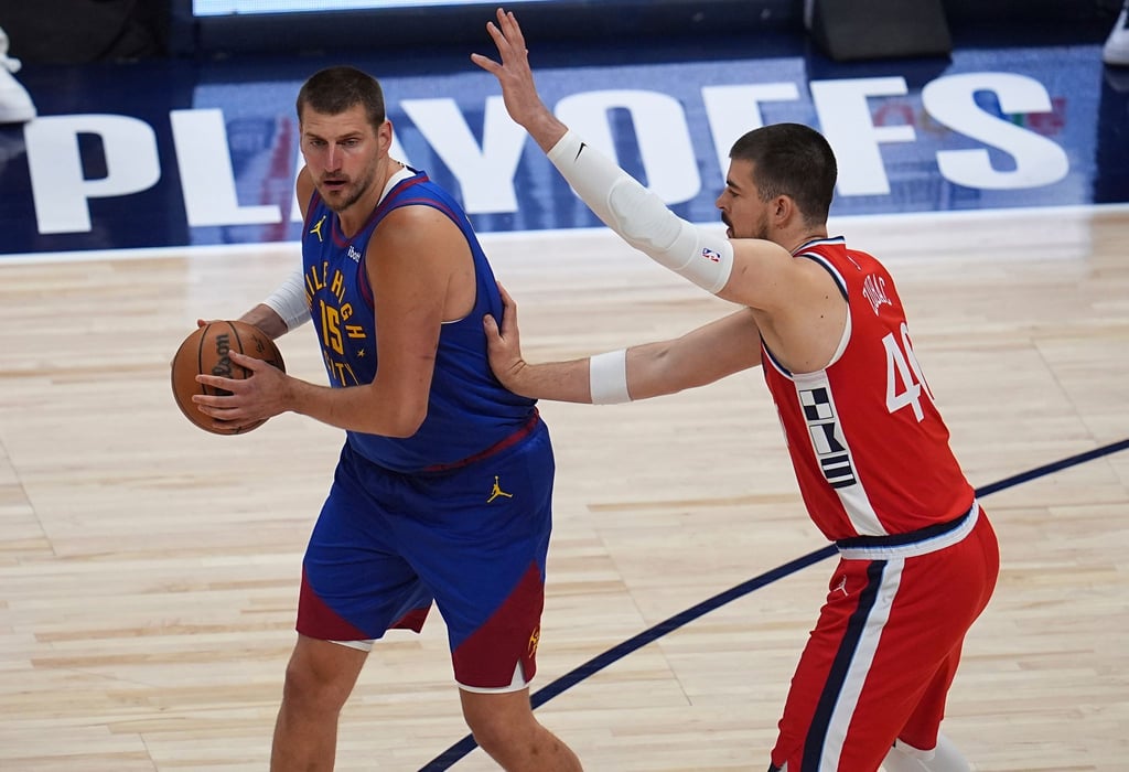 Nikola Jokic (l.) kam auf 16 Punkte.