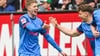 Kiels Doppel-Torschütze Alexander Bernhardsson (l) feiert in Augsburg.