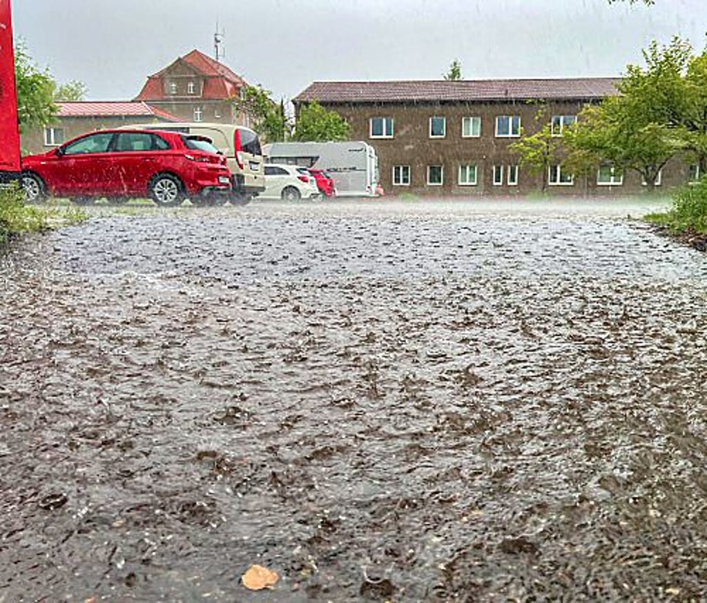 Beim Unwetter am Samstagabend setzte es in Naumburg auch den Parkplatz Ecke Spechsart/Nordstraße unter Wasser.