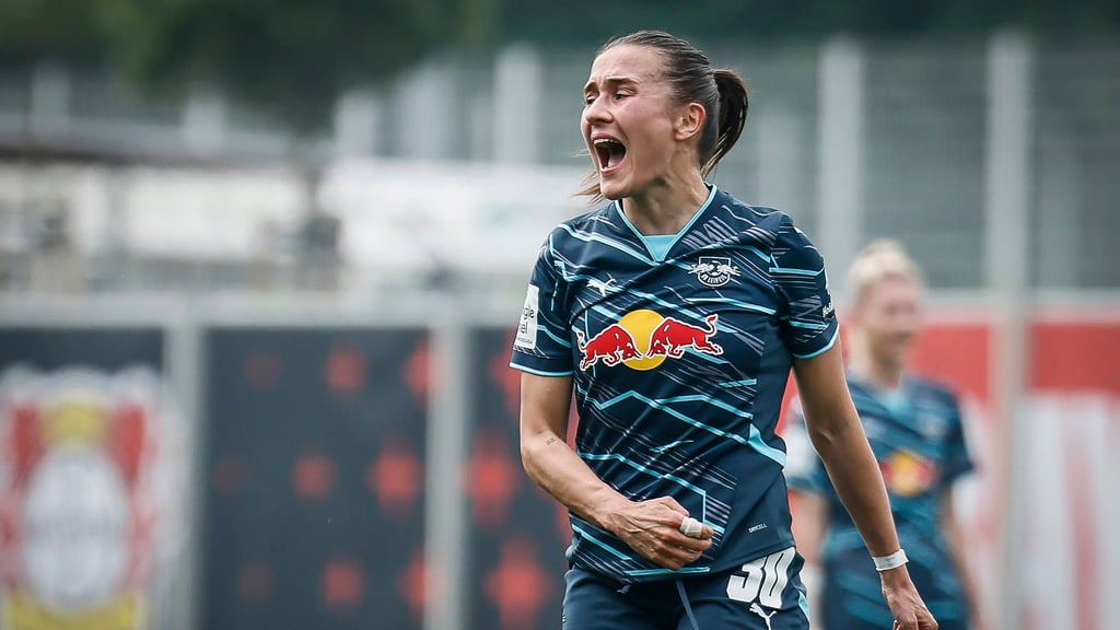 Lara Marti ärgert sich nach einer vergebenen Chance gegen Bayer Leverkusen.