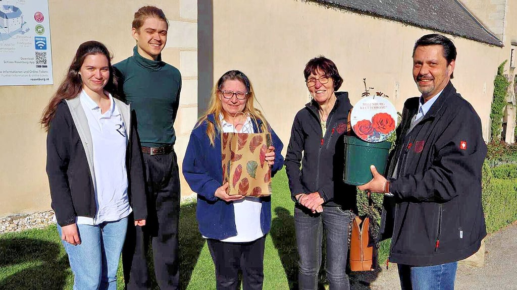 Die Groß Rosenburger Initiatoren Karin Keller (2.v.r) und Seluan Al-Chakmakchi (r.) mit den Rosenzüchtern aus dem österreichischen Rosenburg.