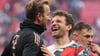 Thomas Müller (r) mit dem immer noch titellosen Harry Kane.