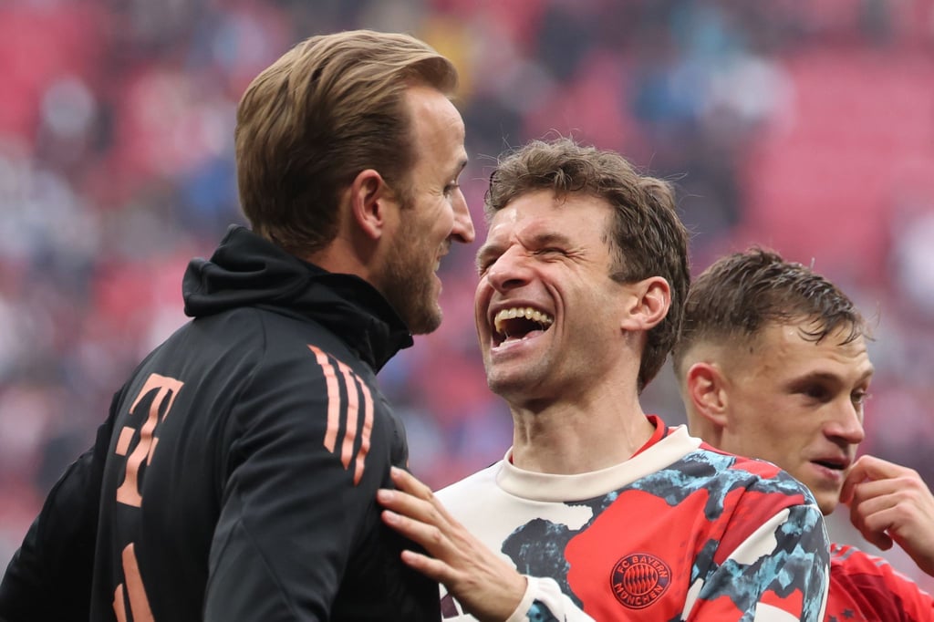 Thomas Müller (r) mit dem immer noch titellosen Harry Kane.