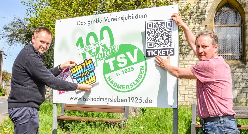 Michael Hoffmann (links) und Matthias Schuffert organisieren mit anderen Vereinsmitgliedern des TSV Hadmersleben die Veranstaltungen rund um das Jubiläum.