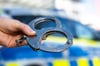 In Wolfen mussten Polizisten einem Autofahrer Handschellen anlegen.