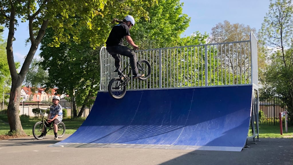 Die neu aufgestellte Quarterpipe im Skatepark in Quedlinburg kann etwa für Sprünge genutzt werden.