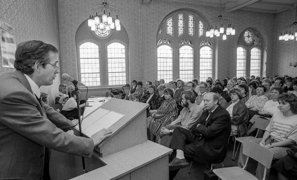 Im Februar 1990 wird der Verein Lebenshilfe in Quedlinburg gegründet; am Rednerpult Dr. Dietrich Rehbein, Mitinitiator, Motor und erster Vorsitzender.