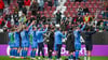 Holstein Kiel feiert den Sieg in Augsburg mit den mitgereisten Fans