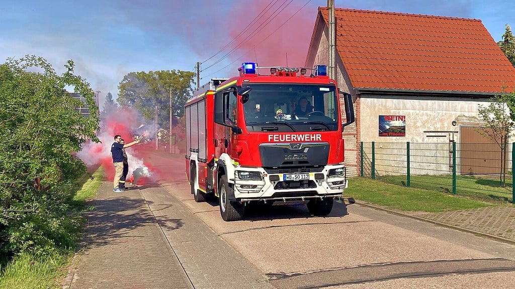 Nach dreijähriger Wartezeit begrüßen die Kameraden das neue Fahrzeug standesgemäß.
