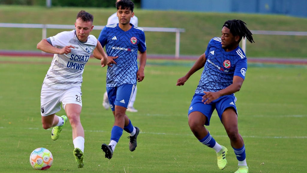 Der VfB Sangerhausen (links Max Hennig) holte Freitagabend drei wichtige Punkte gegen SV Westerhausen.