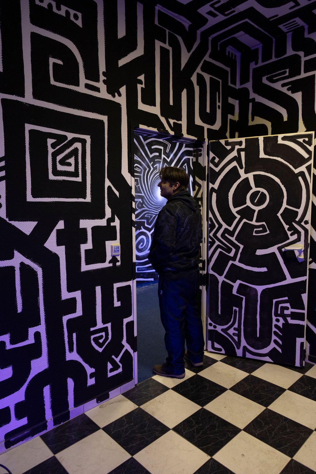 Künstler Martin Gerth, bekannt als Noize, in einem von ihm gestalteten Raum der Urban Art Gallery in der Halberstädter Straße.