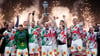 Magdeburgs Kapitän Christian O'Sullivan (mit Pokal) verlängerte seinen Vertrag bis 2026.