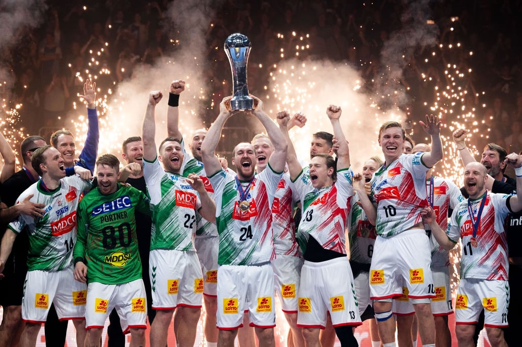 Magdeburgs Kapitän Christian O'Sullivan (mit Pokal) verlängerte seinen Vertrag bis 2026.