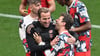 Harry Kane (l) freut sich mit Thomas Müller.