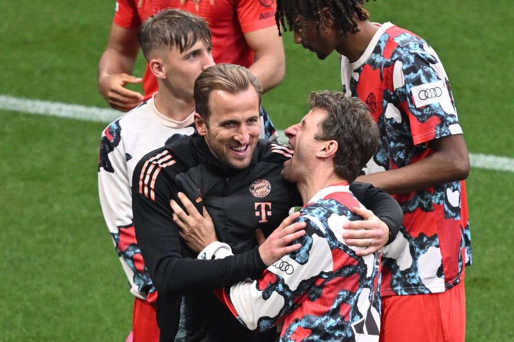 Harry Kane (l) freut sich mit Thomas Müller.