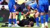 Spieler nutzt Schiedsrichterpfeife - und das ungestraft: Jamie Vardy unterbrach stellvertretend für den am Boden liegenden Offiziellen David Webb die Partie.