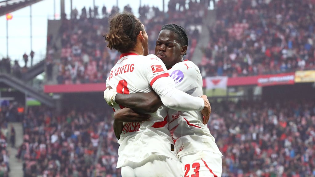 RB setzt die Schlusspointe: Castello Lukeba umarmt Yussuf Poulsen.