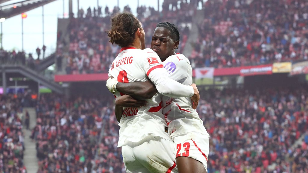 RB setzt die Schlusspointe: Castello Lukeba umarmt Yussuf Poulsen.