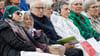 Claudia Roth, geschäftsführende Kulturstaatsministerin, sitzt neben Überlebenden des Konzentrationslagers Ravensbrück - 80 Jahre nach der Befreiung.