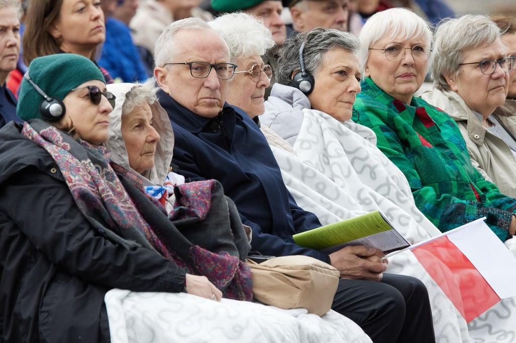 Claudia Roth, geschäftsführende Kulturstaatsministerin, sitzt neben Überlebenden des Konzentrationslagers Ravensbrück - 80 Jahre nach der Befreiung.