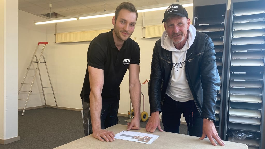 Klaus Steinemann (r.) eröffnet ein neuen Küchenstudio in Haldensleben. Den Ausbau des Geschäfts übernimmt Marco Taft von KTM Küchenhandel.