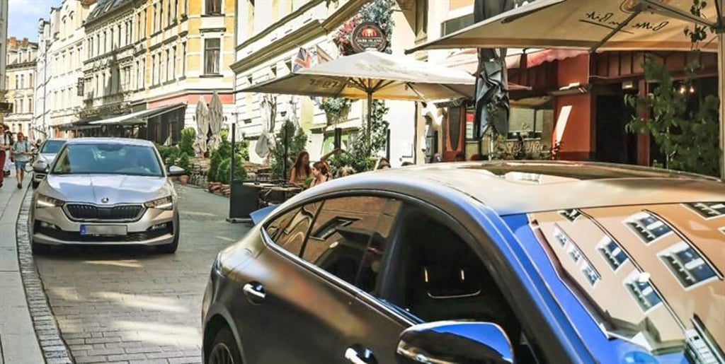 Das ist knapp: Vielfach fahren Autos in der Kleinen Uli direkt am Kneipentisch vorbei. Wie sehen Hallenser und Anwohner das Problem?