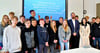 Im Fach Sozialkunde mit Lehrerin Stefanie Janke (links) haben sich die  Schüler der  Klasse 8b der Sekundarschule Havelberg mit  Bürgermeister Mathias Bölt unter anderem über Busanbindungen und den Zustand der Wartehallen unterhalten.