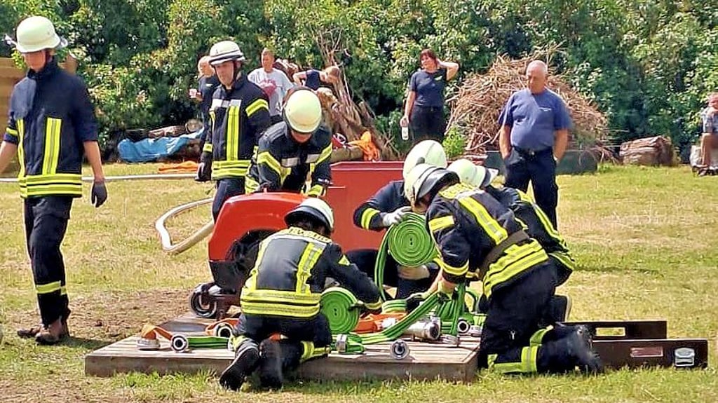 In Nitzow sind die Kameraden der Feuerwehr schon fleißig am Trainieren für den Stadtausscheid im Löschangriff.