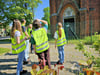 Studenten der Hochschule Anhalt in Dessau suchen bei ihrem ersten Vor-Ort-Termin Anhaltspunkte für die Vermessung der Kirche Meilendorf.